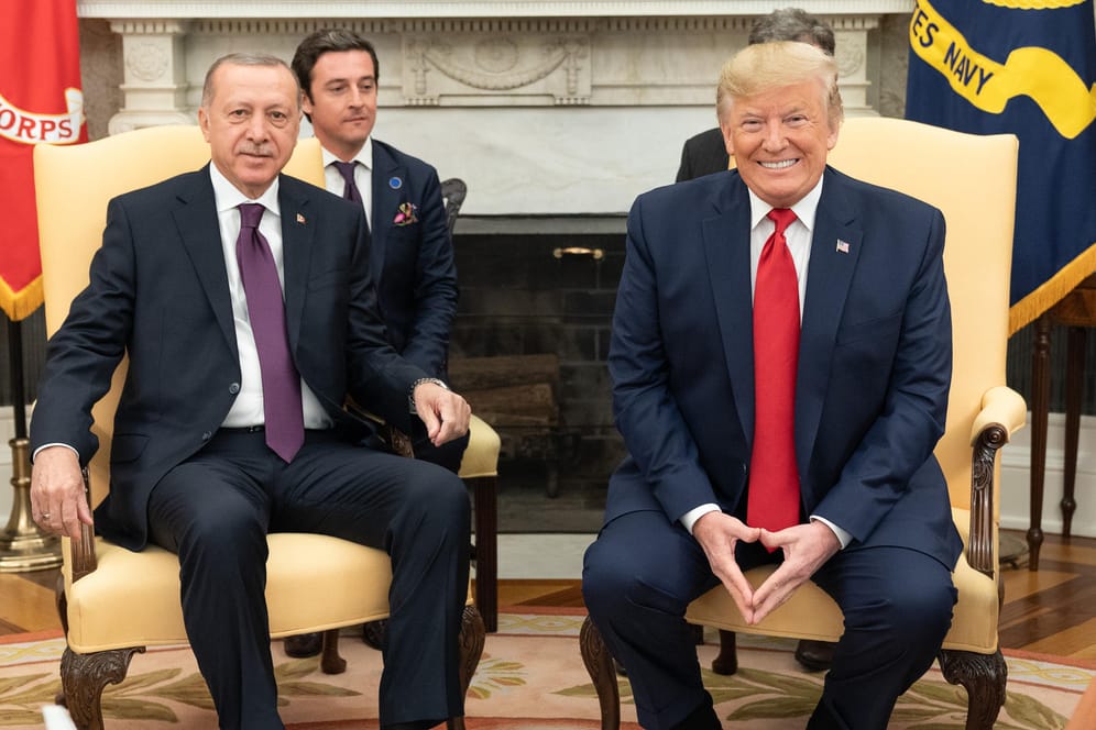 Trump und Erdogan bei einem Treffen (Archivbild): Der US-Präsident hat mit seinem türkischen Kollegen über den Syrien-Konflikt gesprochen.