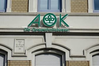 Eine Filiale der AOK: In einer Studie wird das duale Krankenkassensystem Deutschlands kritisch begutachtet.