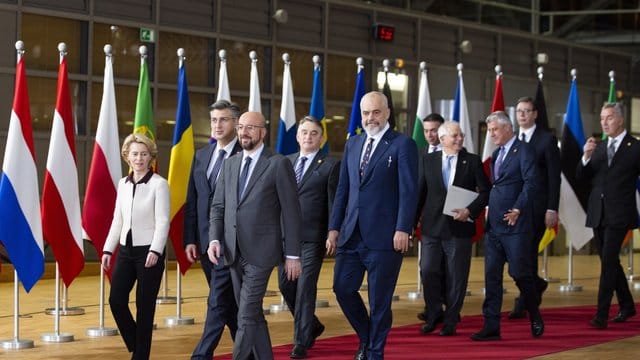 Ursula von der Leyen und Charles Michel, Präsident des Europäischen Rates, mit den Staats- und Regierungschefs der Westbalkanländer bei einem Treffen in Brüssel. Ursula von der Leyen und Charles Michel, Präsident des Europäischen Rates, mit den Staats- und Regierungschefs der Westbalkanländer bei einem Treffen in Brüssel.