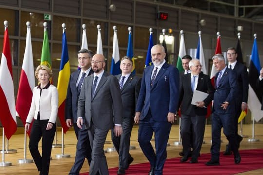 Ursula von der Leyen und Charles Michel, Präsident des Europäischen Rates, mit den Staats- und Regierungschefs der Westbalkanländer bei einem Treffen in Brüssel.