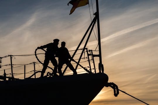 Zwei Marinesoldaten stehen auf dem Bug der Fregatte "Augsburg".