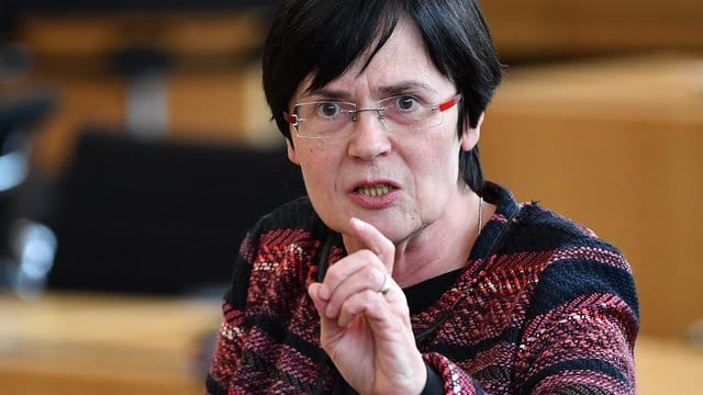 Christine Lieberknecht (CDU), die ehemalige Thüringer Regierungschefin, ist als Kandidatin für das Amt der Ministerpräsidentin im Gespräch. Christine Lieberknecht (CDU), die ehemalige Thüringer Regierungschefin, ist als Kandidatin für das Amt der Ministerpräsidentin im Gespräch.