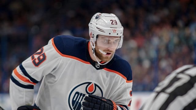 Oilers-Topstar Leon Draisaitl führt die Scorer-Wertung der NHL an. Oilers-Topstar Leon Draisaitl führt die Scorer-Wertung der NHL an.