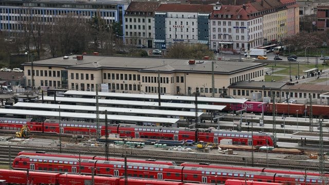 Blick auf den Würzburger Hauptbahnhof (Symbolbild): Der wurde am Dienstag geräumt, nachdem aus einem Waggon möglicherweise gefährliches Gas ausgetreten war. Blick auf den Würzburger Hauptbahnhof (Symbolbild): Der wurde am Dienstag geräumt, nachdem aus einem Waggon möglicherweise gefährliches Gas ausgetreten war.