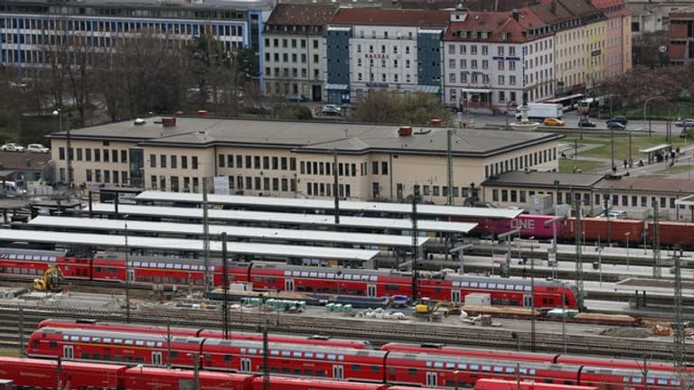 Blick auf den Würzburger Hauptbahnhof (Symbolbild): Der wurde am Dienstag geräumt, nachdem aus einem Waggon möglicherweise gefährliches Gas ausgetreten war.