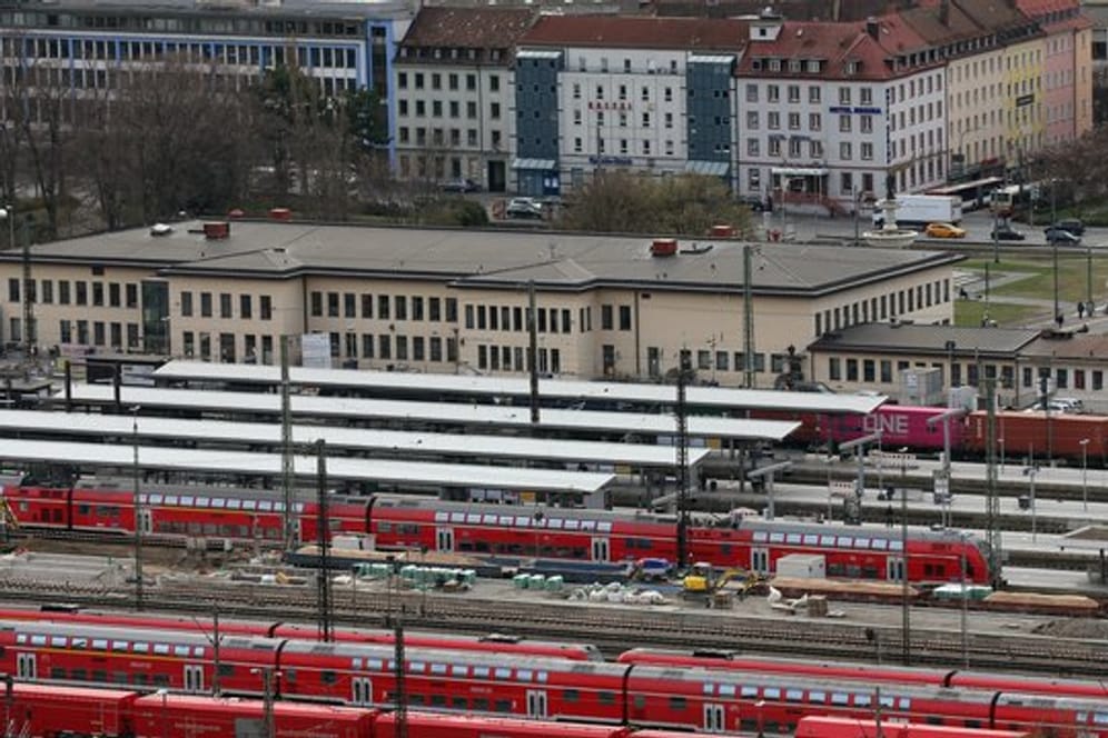 Blick auf den Würzburger Hauptbahnhof (Symbolbild): Der wurde am Dienstag geräumt, nachdem aus einem Waggon möglicherweise gefährliches Gas ausgetreten war.