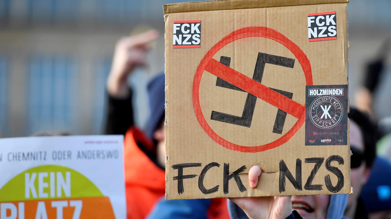 Protestplakat bei Anti-Nazi-Demo in Dresden: Der MDR löste mit seiner Berichterstattung Kritik aus.