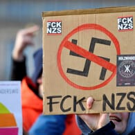 Protestplakat bei Anti-Nazi-Demo in Dresden: Der MDR löste mit seiner Berichterstattung Kritik aus.