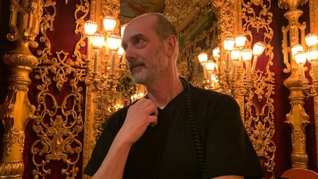 Andrea Muzzati, Technikchef der Oper von Venedig, erlebte sowohl den Brand in der Oper im Jahr 1996 als auch das Hochwasser 2019. Andrea Muzzati, Technikchef der Oper von Venedig, erlebte sowohl den Brand in der Oper im Jahr 1996 als auch das Hochwasser 2019.