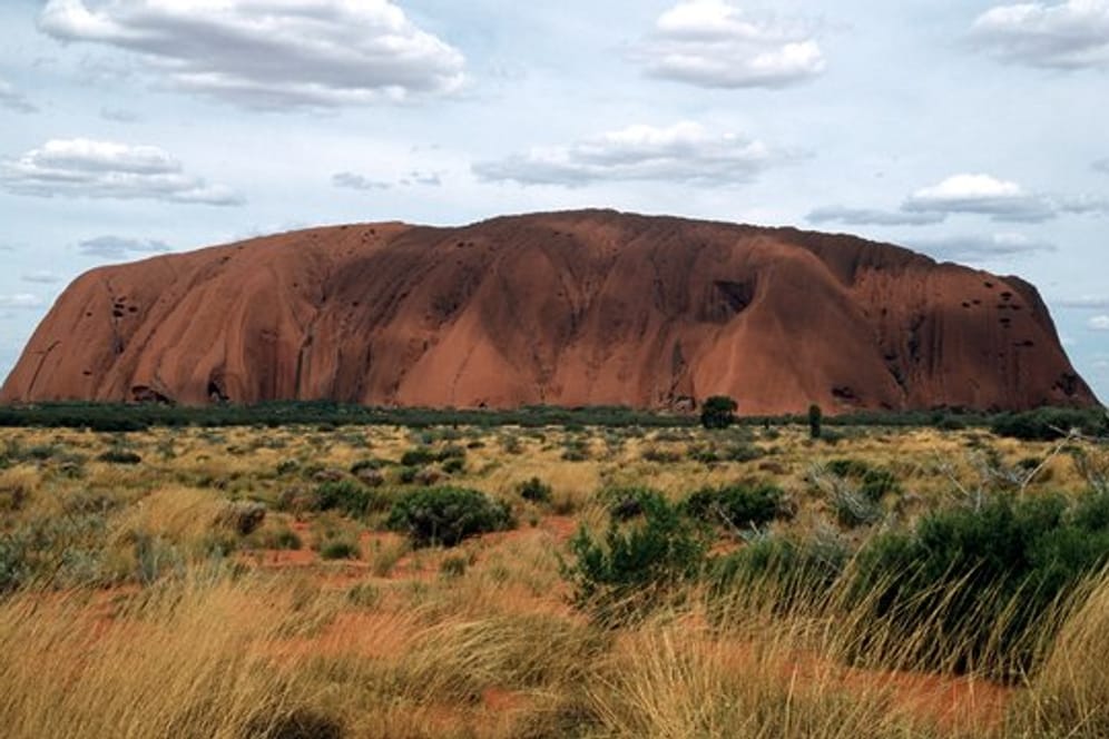 Eines der bekanntesten Wahrzeichen Australiens, der riesige Sandstein Uluru oder Ayers Rock ist in der zentralaustralischen Wüste zu sehen.