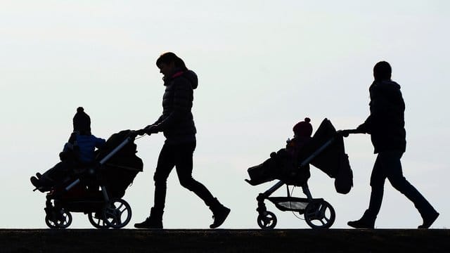 Eltern von Frühchen sollen künftig einen Monat länger Elterngeld erhalten, wenn das Kind mindestens sechs Wochen vor dem errechneten Geburtstermin zur Welt gekommen ist. Eltern von Frühchen sollen künftig einen Monat länger Elterngeld erhalten, wenn das Kind mindestens sechs Wochen vor dem errechneten Geburtstermin zur Welt gekommen ist.