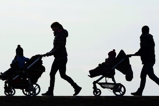 Eltern von Frühchen sollen künftig einen Monat länger Elterngeld erhalten, wenn das Kind mindestens sechs Wochen vor dem errechneten Geburtstermin zur Welt gekommen ist.