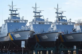 Patrouillenboote, die eigentlich für Saudi-Arabien bestimmt sind, liegen auf dem Gelände der Peene-Werft in Wolgast in Vorpommern.