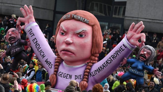 Ein politischer Mottowagen mit einer Figur der schwedischen Klimaaktivistin Greta Thunberg im vergangenen Jahr in Düsseldorf. Ein politischer Mottowagen mit einer Figur der schwedischen Klimaaktivistin Greta Thunberg im vergangenen Jahr in Düsseldorf.