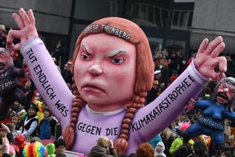 Ein politischer Mottowagen mit einer Figur der schwedischen Klimaaktivistin Greta Thunberg im vergangenen Jahr in Düsseldorf.