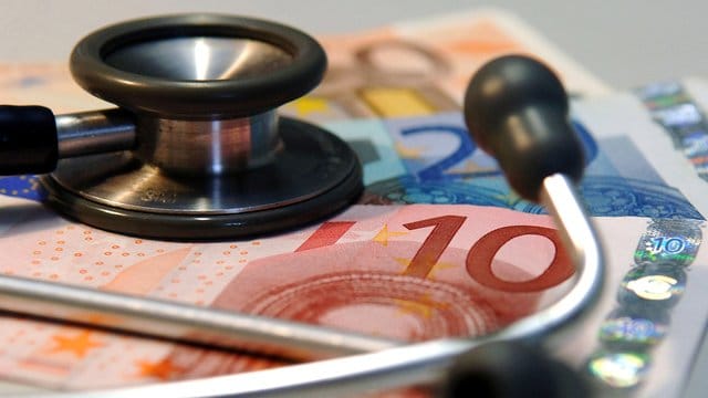 Viele Betriebsrentner müssen auf eine Entlastung bei den Krankenkassenbeiträgen warten. Viele Betriebsrentner müssen auf eine Entlastung bei den Krankenkassenbeiträgen warten.