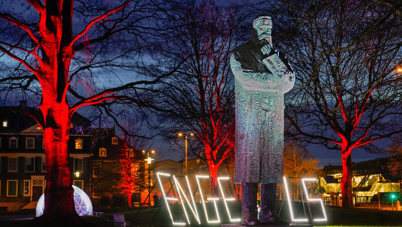 Eine Statue von Friedrich Engesl: Mit einer großen Kulturveranstaltung im Opernhaus hat die Stadt Wuppertal das Jubiläumsjahr eröffnet.