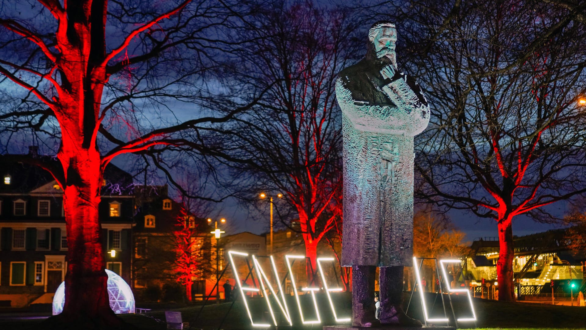 Eine Statue von Friedrich Engesl: Mit einer großen Kulturveranstaltung im Opernhaus hat die Stadt Wuppertal das Jubiläumsjahr eröffnet. Eine Statue von Friedrich Engesl: Mit einer großen Kulturveranstaltung im Opernhaus hat die Stadt Wuppertal das Jubiläumsjahr eröffnet.