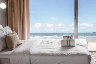 Hotelzimmer: Manche Veranstalter bieten ihren Gästen bevorzugte Zimmerlagen direkt am Strand.