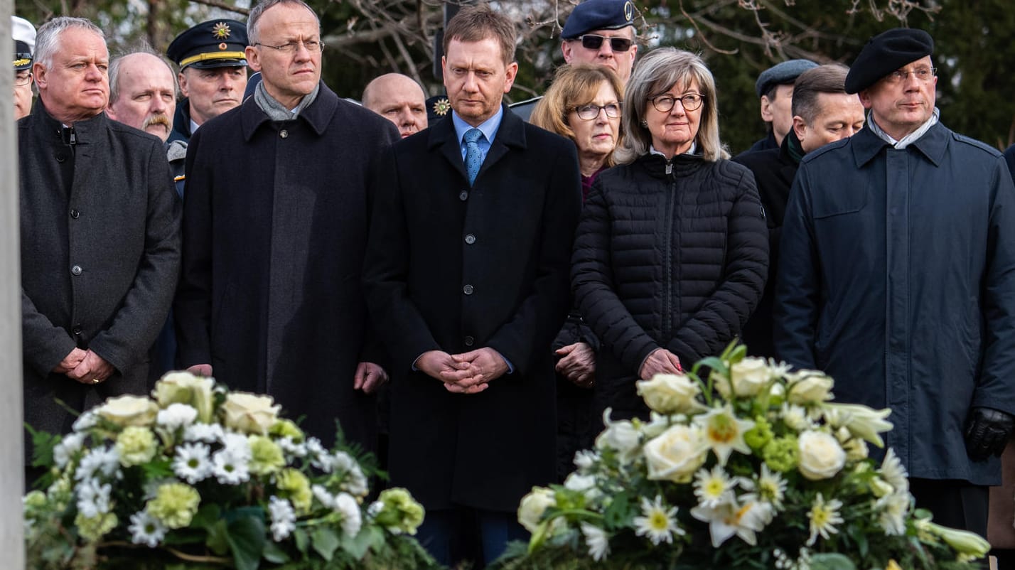 Kranzniederlegung mit Ministerpräsident Michael Kretschmer (CDU) auf dem Alten Annenfriedhof in Dresden: Nach der Zerstörungsaktion ist ein Bekennerschreiben aufgetaucht.