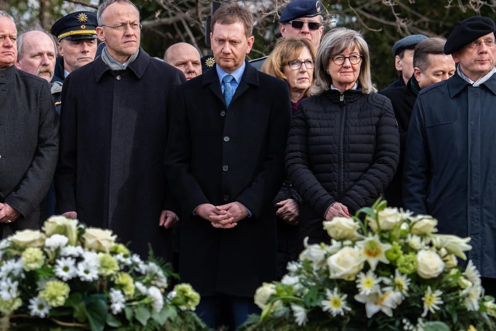 Kranzniederlegung mit Ministerpräsident Michael Kretschmer (CDU) auf dem Alten Annenfriedhof in Dresden: Nach der Zerstörungsaktion ist ein Bekennerschreiben aufgetaucht.