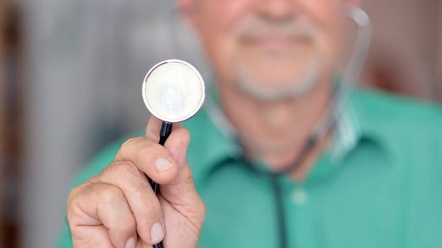 Wenn alle Bürger in die gesetzliche Krankenversicherung einzahlten, könnten die Beiträge einer Studie zufolge deutlich geringer ausfallen. Wenn alle Bürger in die gesetzliche Krankenversicherung einzahlten, könnten die Beiträge einer Studie zufolge deutlich geringer ausfallen.