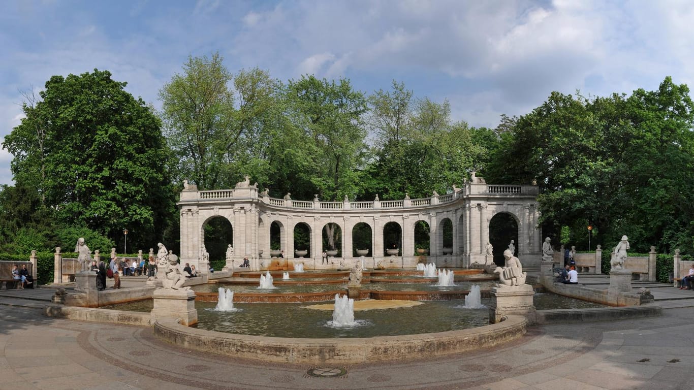 Der Märchenbrunnen im Volkspark Friedrichshain: Im Sommer gibt es im Park auch ein Freiluftkino.