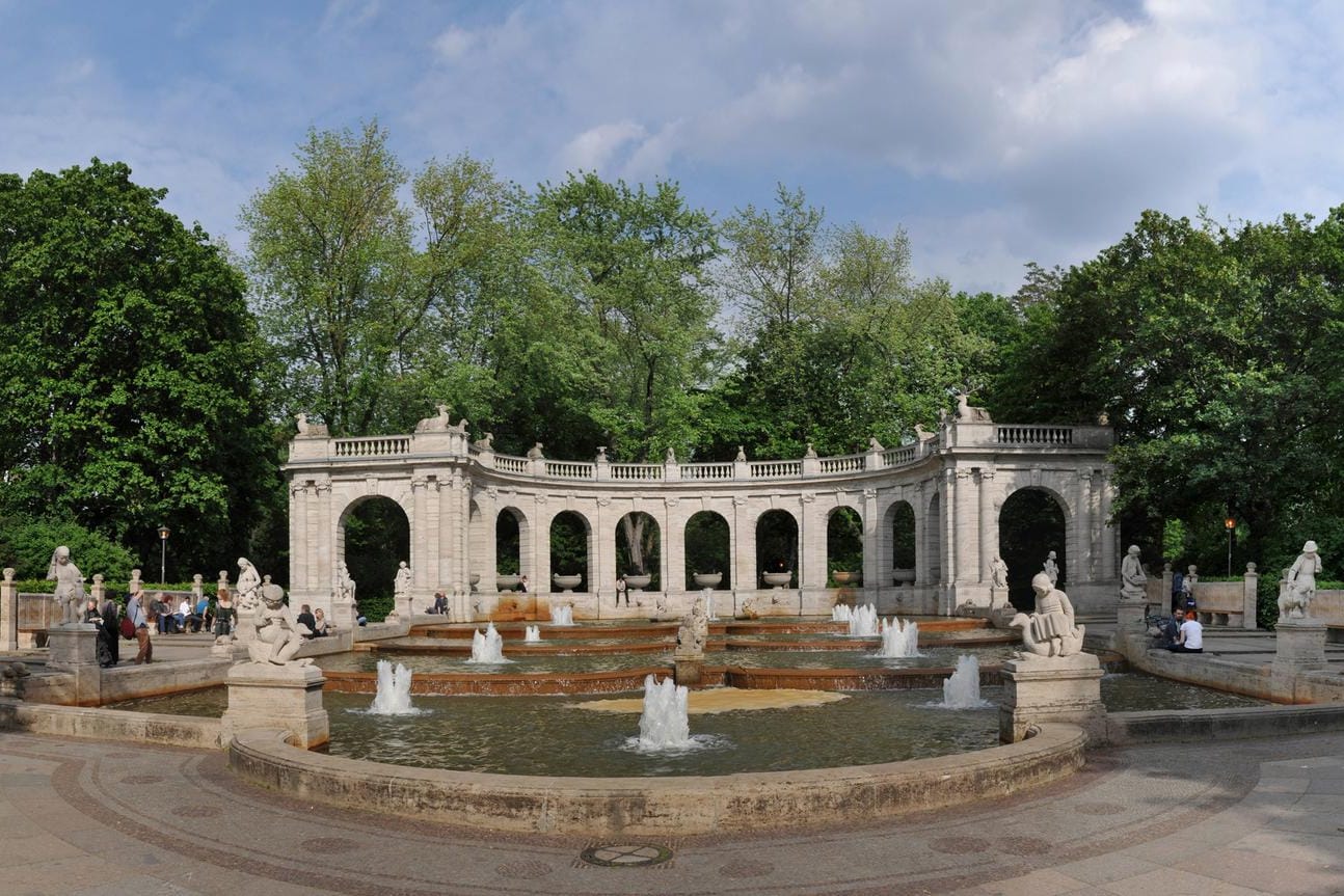 Der Märchenbrunnen im Volkspark Friedrichshain: Im Sommer gibt es im Park auch ein Freiluftkino.