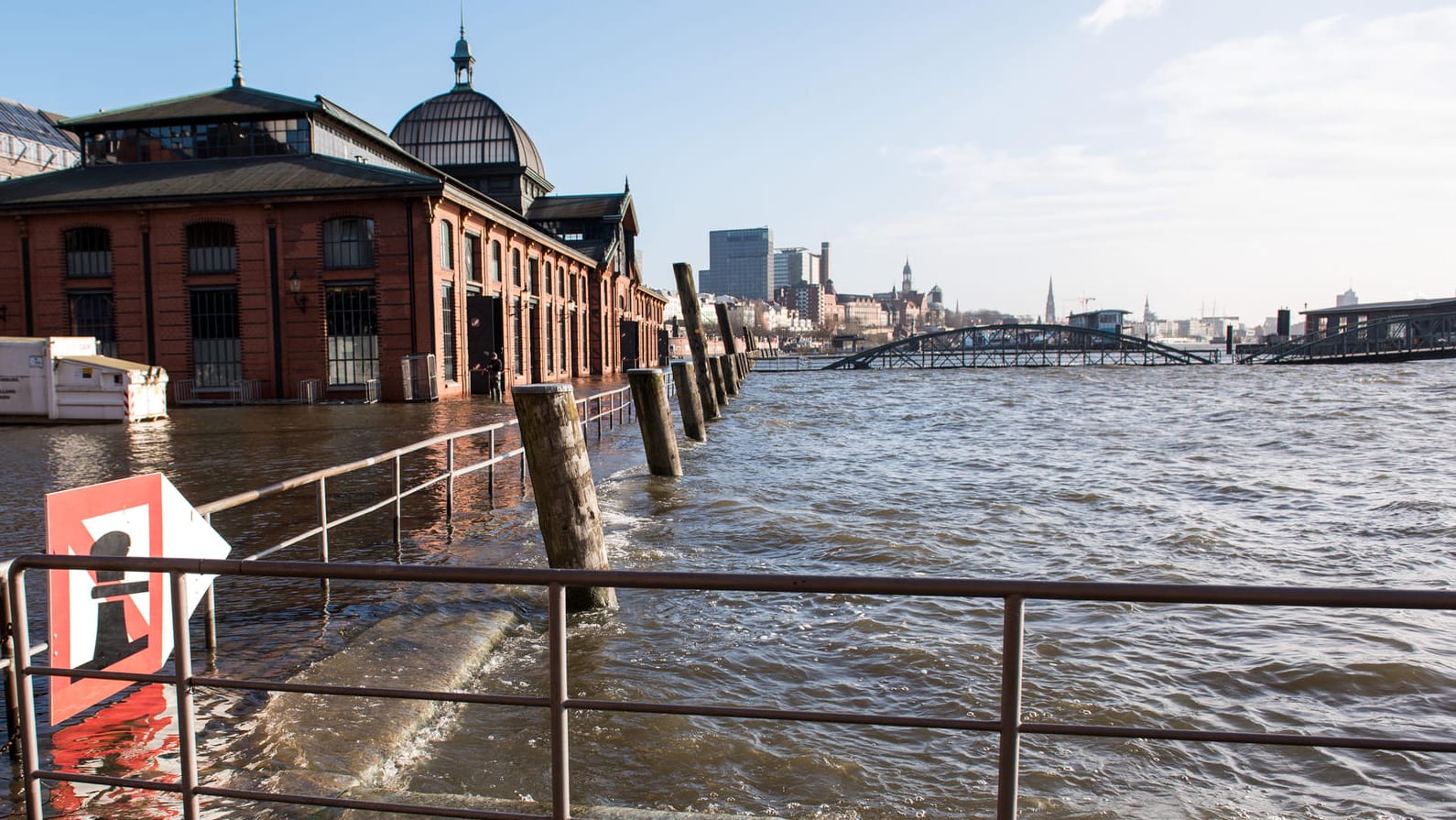 Der Hamburger Fischmarkt am Montagvormittag: Der Scheitelpunkt lag gegen 10.24 Uhr bei 1,52 Meter über dem mittleren Hochwasser.