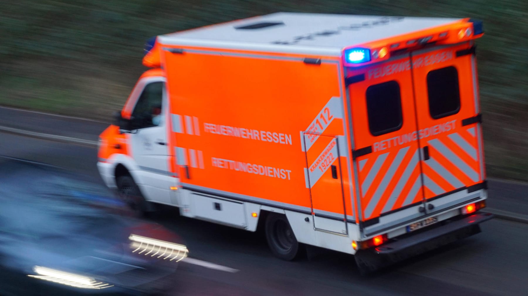 Dillenburg – Hessen: Rettungswagen Kracht In Auto: Ein Toter, Vier 