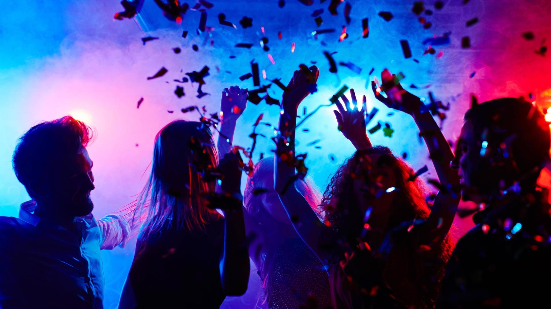 Menschen tanzen in einem Club (Symbolbild): In Mainz soll es bald einen Nachtkulturbeauftragten geben.