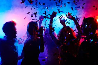 Menschen tanzen in einem Club (Symbolbild): In Mainz soll es bald einen Nachtkulturbeauftragten geben.
