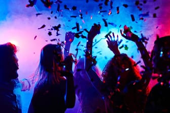 Menschen tanzen in einem Club (Symbolbild): In Mainz soll es bald einen Nachtkulturbeauftragten geben.