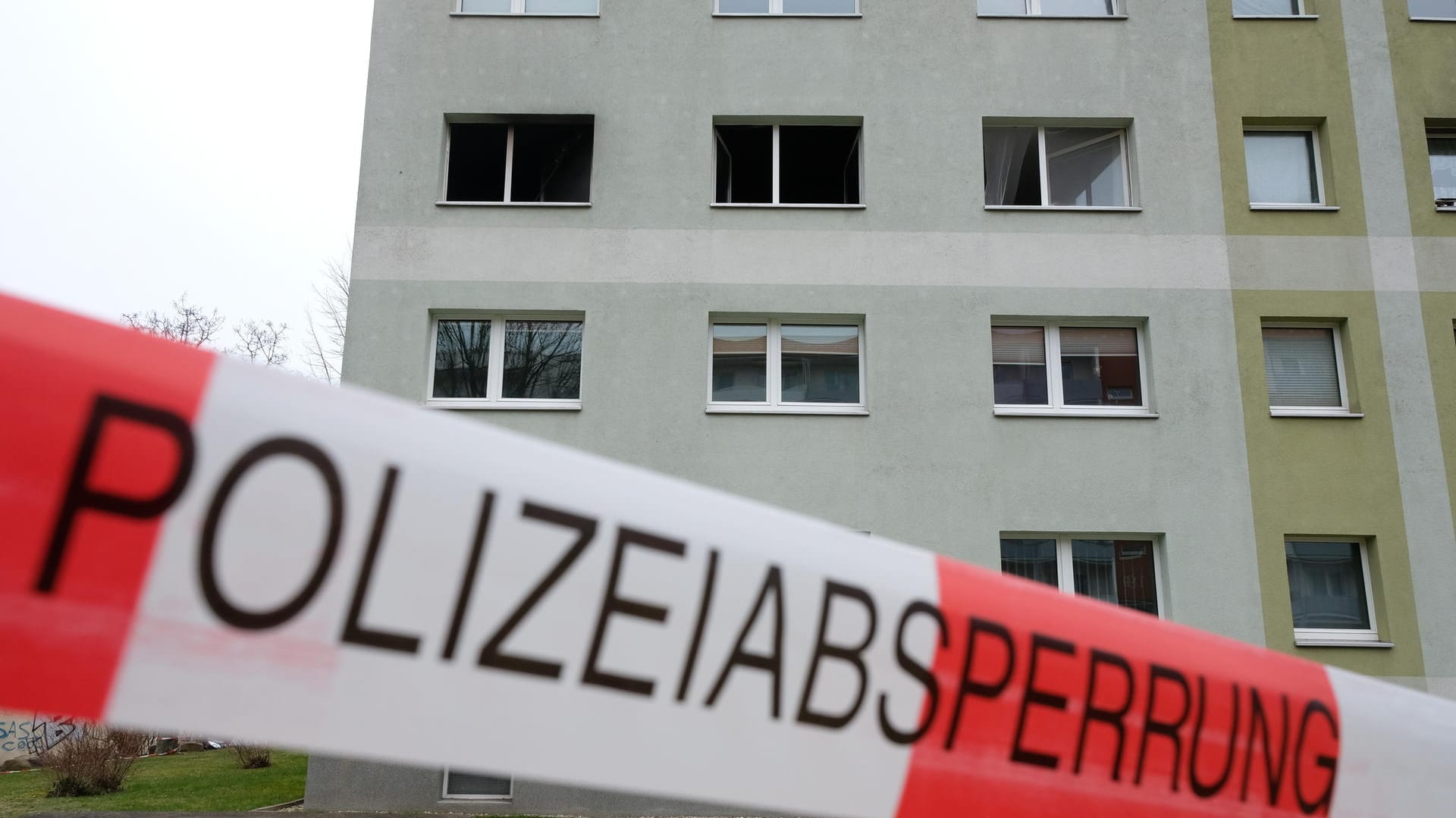 Der Unglücksort im sächsischen Grimma: Die Ursache für den tödlichen Wohnungsbrand ist unklar.