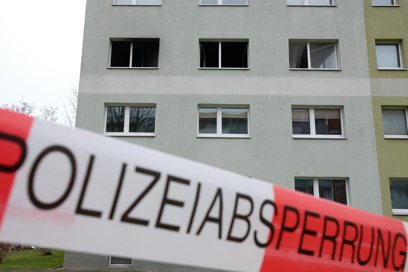 Der Unglücksort im sächsischen Grimma: Die Ursache für den tödlichen Wohnungsbrand ist unklar.