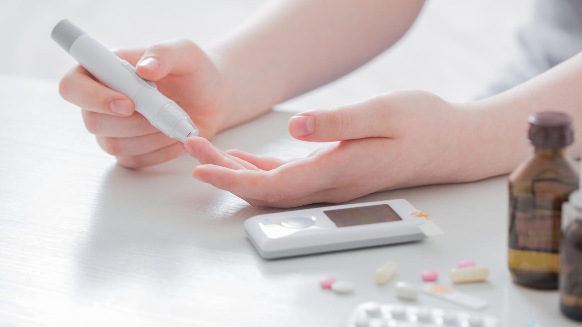 Für Diabetiker ist die Kontrolle des Blutzuckerspiegels ein fester Bestandteil der täglichen Routine.