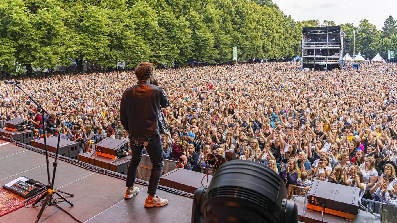 Ein Open-Air-Konzert im Sommer 2019: Auf der Bühne vor Tausenden Menschen fühlt sich Max Giesinger wohler als in so manchem TV-Studio.