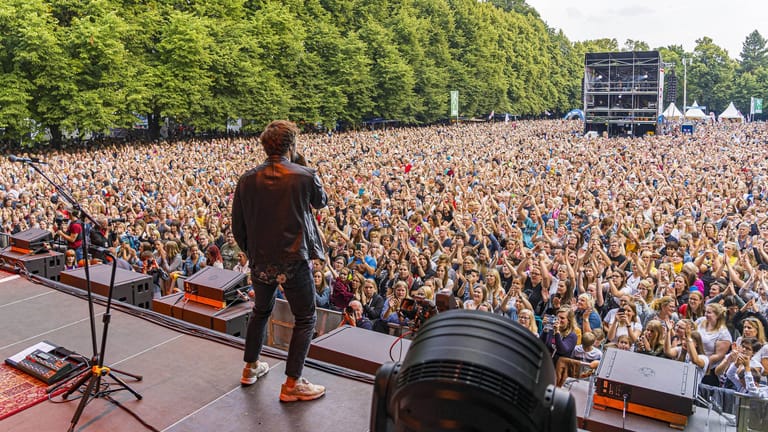 Ein Open-Air-Konzert im Sommer 2019: Auf der Bühne vor Tausenden Menschen fühlt sich Max Giesinger wohler als in so manchem TV-Studio.