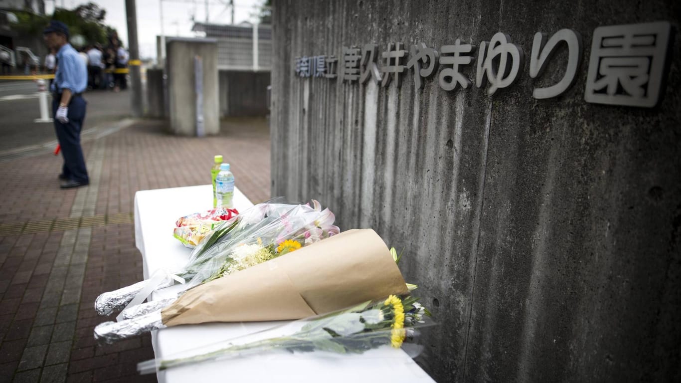 Blumen vor dem Pflegeheim, in dem es zu dem Massaker kam: Im Februar vor der Tat hatte der Attentäter bereits mit Gewalt gegen behinderte Menschen gedroht. (Archivbild)