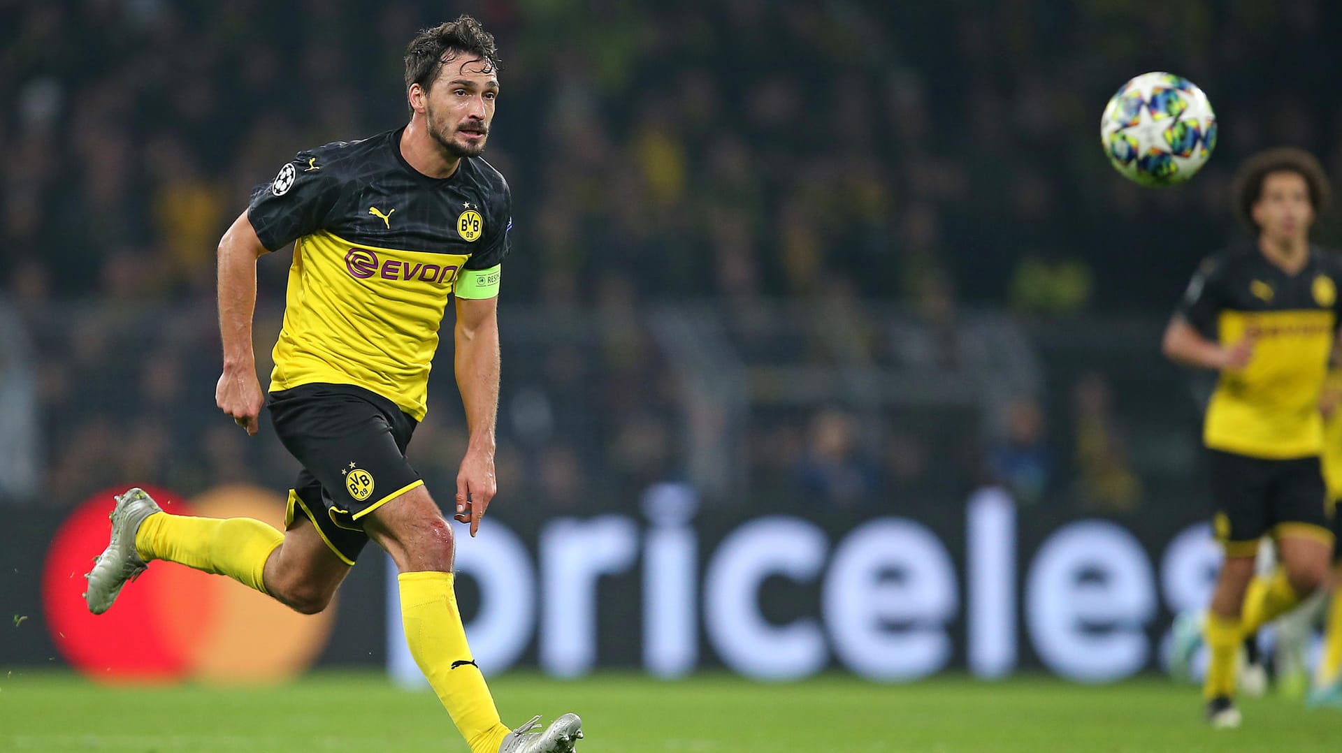 Mats Hummels: Kann er mit seinen Nebenleuten die Super-Offensive von Paris in Schach halten? Mats Hummels: Kann er mit seinen Nebenleuten die Super-Offensive von Paris in Schach halten?