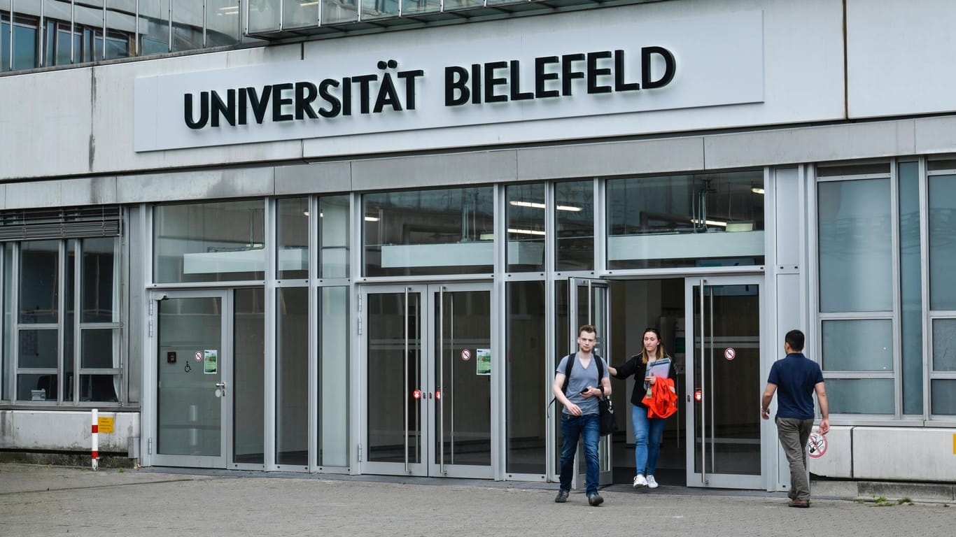 Eingang zu Universität Bielefeld: Die Einrichtung will Flüchtlinge weiterhin integrieren.