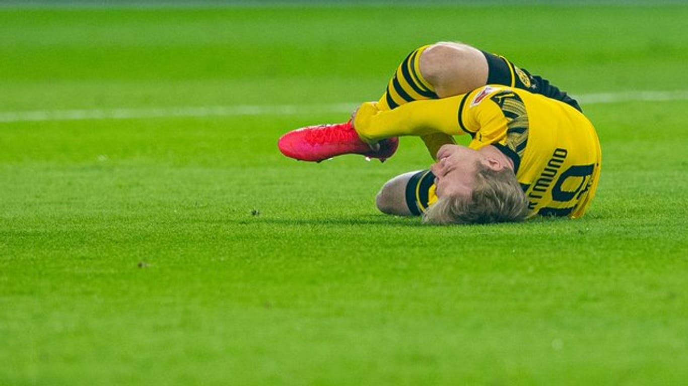 Julian Brandt am Boden: Der BVB-Profi ist verletzt.