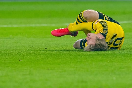 Julian Brandt am Boden: Der BVB-Profi ist verletzt.