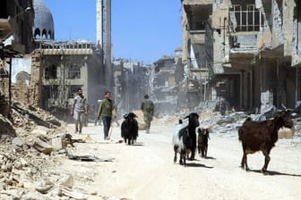 Die zerstörten Straßen von Ost-Ghuta: Im April 2018 erorberten Assads Truppen die einstige Rebellenhochburg zurück. (Archivbild)