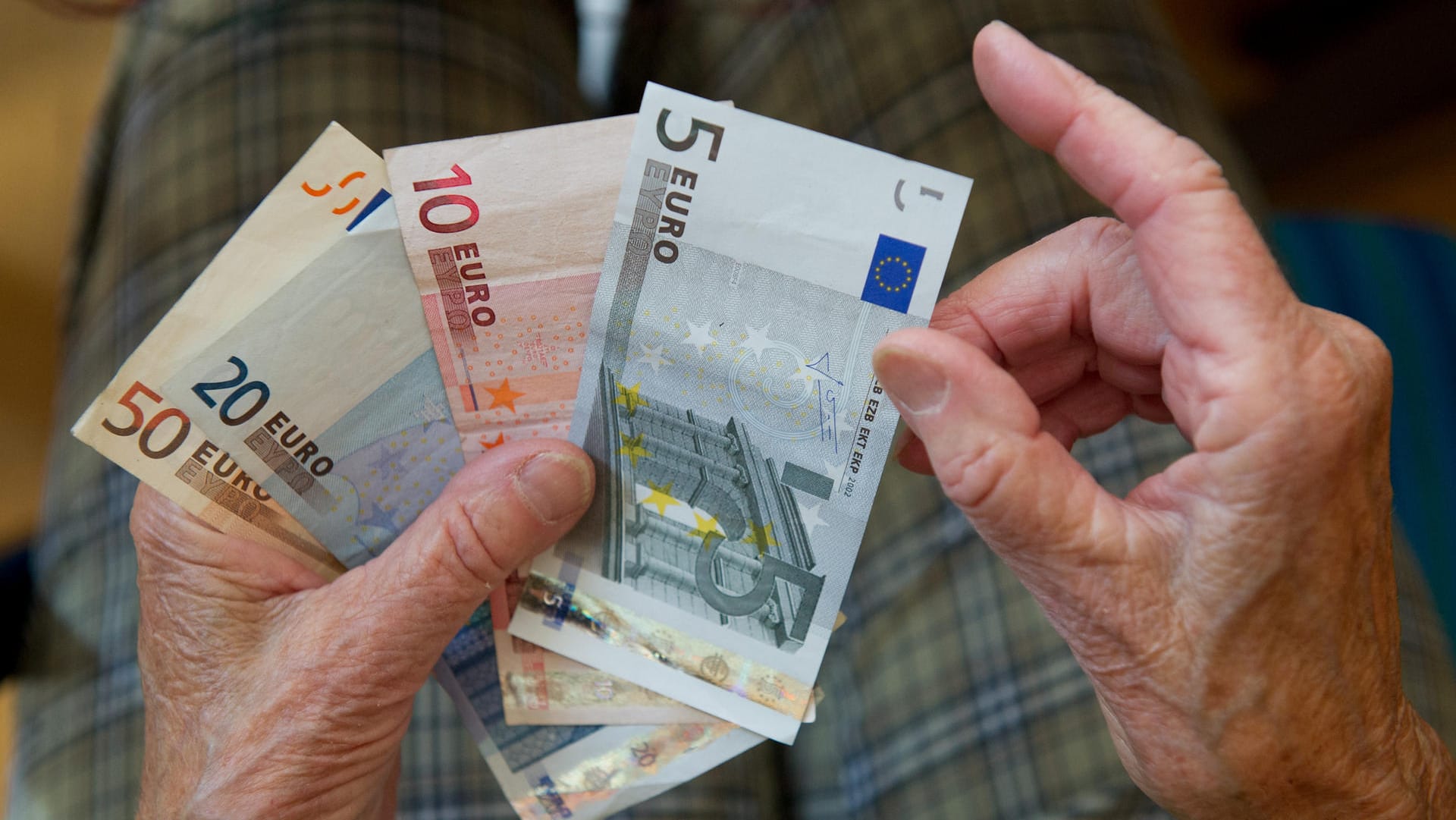 Die von der Bundesregierung geplante Grundrente soll ab 2021 gezahlt werden. Die von der Bundesregierung geplante Grundrente soll ab 2021 gezahlt werden.