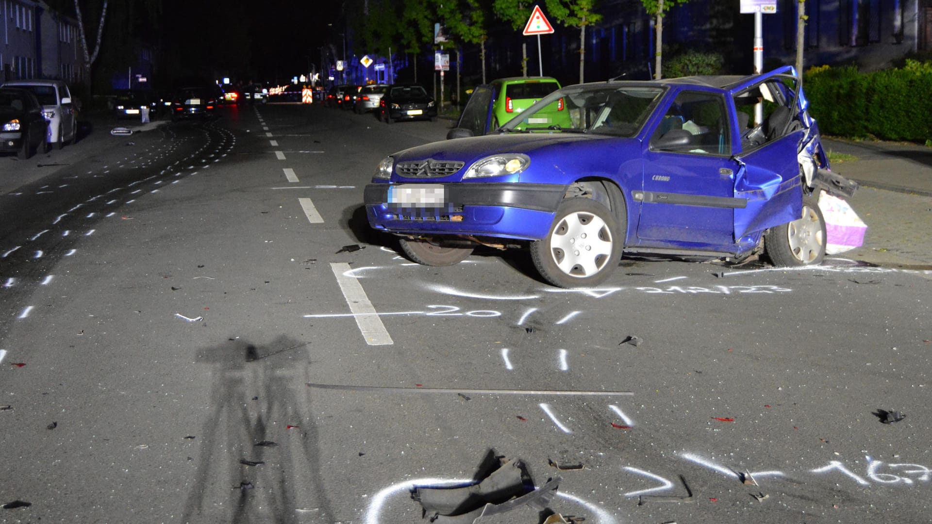 Das Auto der Unbeteiligten steht auf einer Straßenkreuzung: Die 43-Jährige wurde tödlich verletzt.