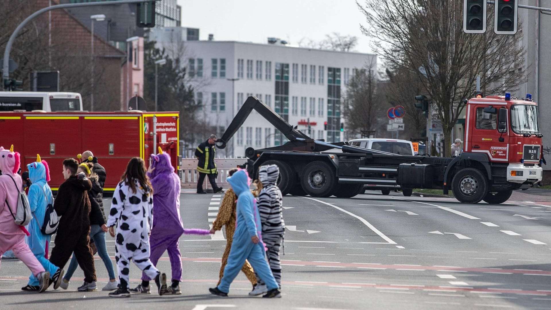 Karneval: Nicht nur die vielen Faschingsumzüge sorgen vielerorts für Verkehrsbehinderungen.