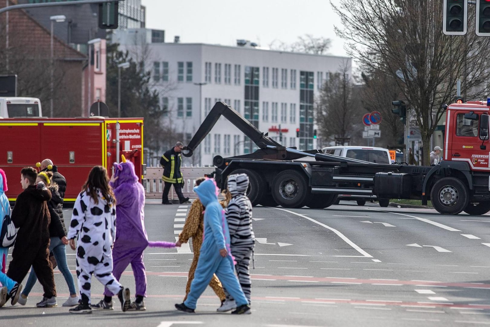 Karneval: Nicht nur die vielen Faschingsumzüge sorgen vielerorts für Verkehrsbehinderungen.