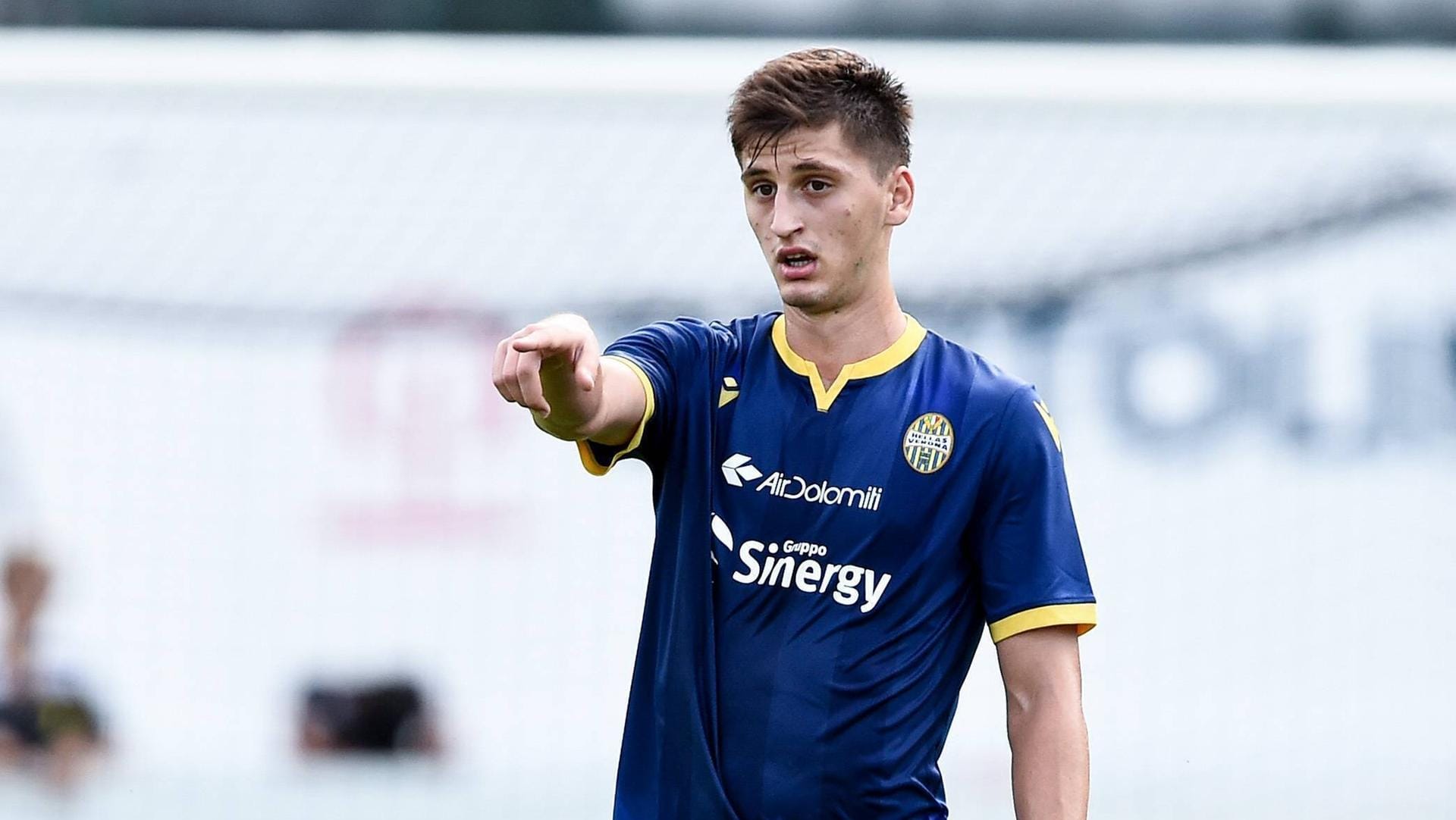 Marah Kumbulla ("Hellas Verona") zeigt mit seinem Zeigefinger: Laut Medienberichten soll sich die SGE für den Shootingstar interessieren.