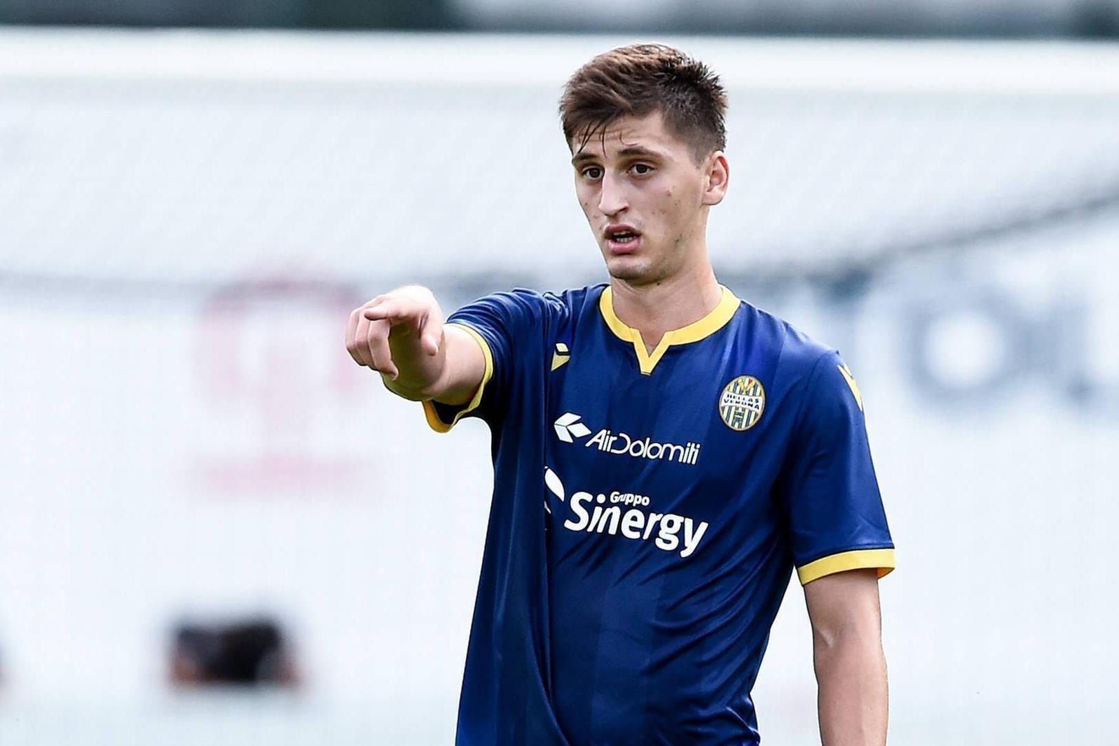 Marah Kumbulla ("Hellas Verona") zeigt mit seinem Zeigefinger: Laut Medienberichten soll sich die SGE für den Shootingstar interessieren.